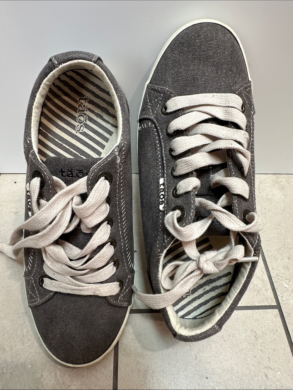 Taos Star Gray Canvas Sneakers | Arch Support | Women’s Size 6